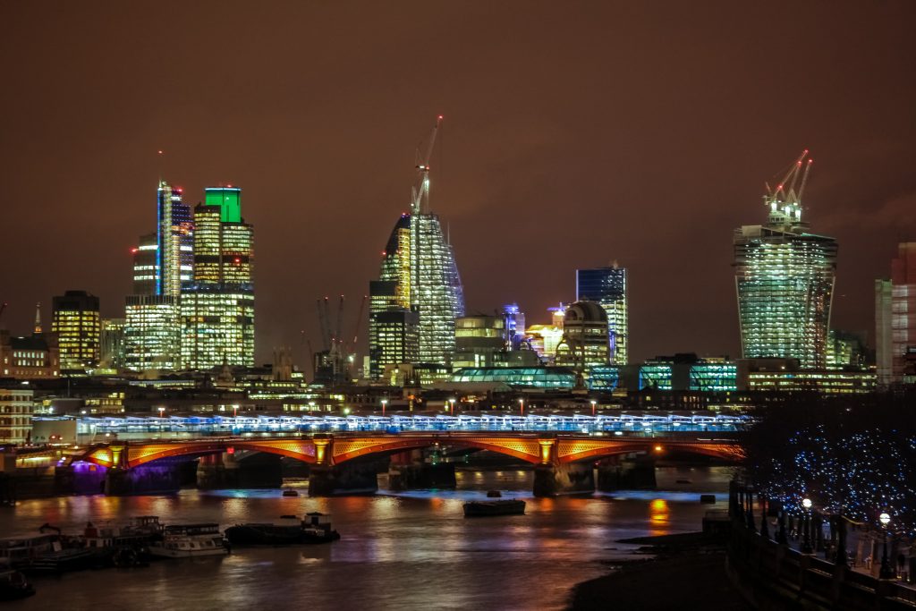 panoramę Londynu nocą P3NAXYS min