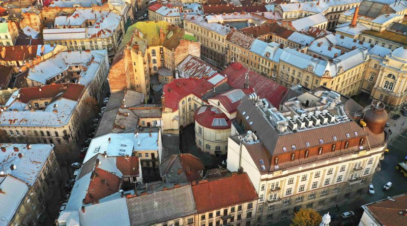 aerial view of the historical center of lviv ukrai YFJNBE9 min