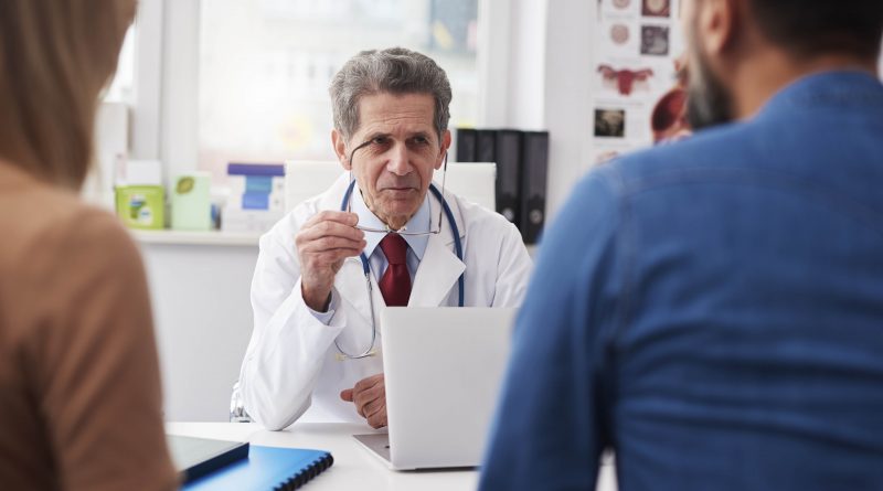 pasangan ngobrol jeung dokter di kantor dokter 9KXEEA8 mnt