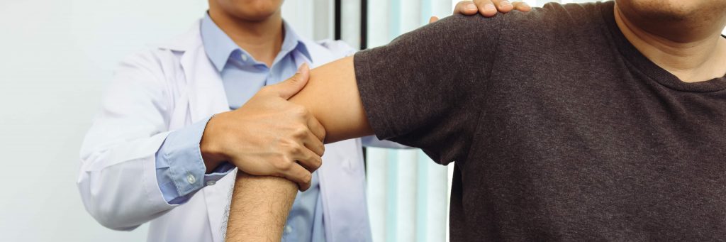 Total Shoulder Replacement in Turkey: Traditional vs Reverse 2 physical therapists press to the patient shoulder KJU4QR3 min