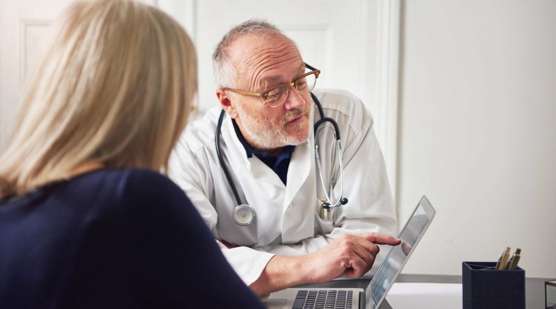 awéwé ngabogaan konsultasi jeung dokter di laptop 9CN8VTX mnt