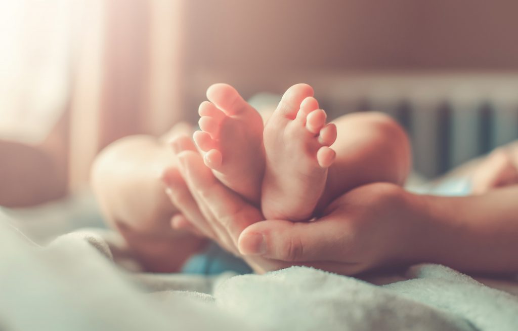 նորածին երեխայի ոտքերը ծնողների ձեռքերում 84BXQ94 րոպե