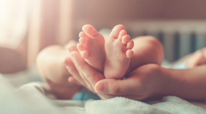 suku orok anyar dilahirkeun di leungeun kolot 84BXQ94 mnt