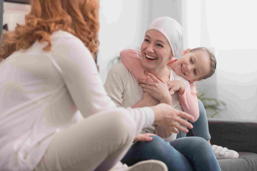 lokkige famylje besteegje tiid tegearre troch kanker konsept 2021 08 29 19 47 07 utc min