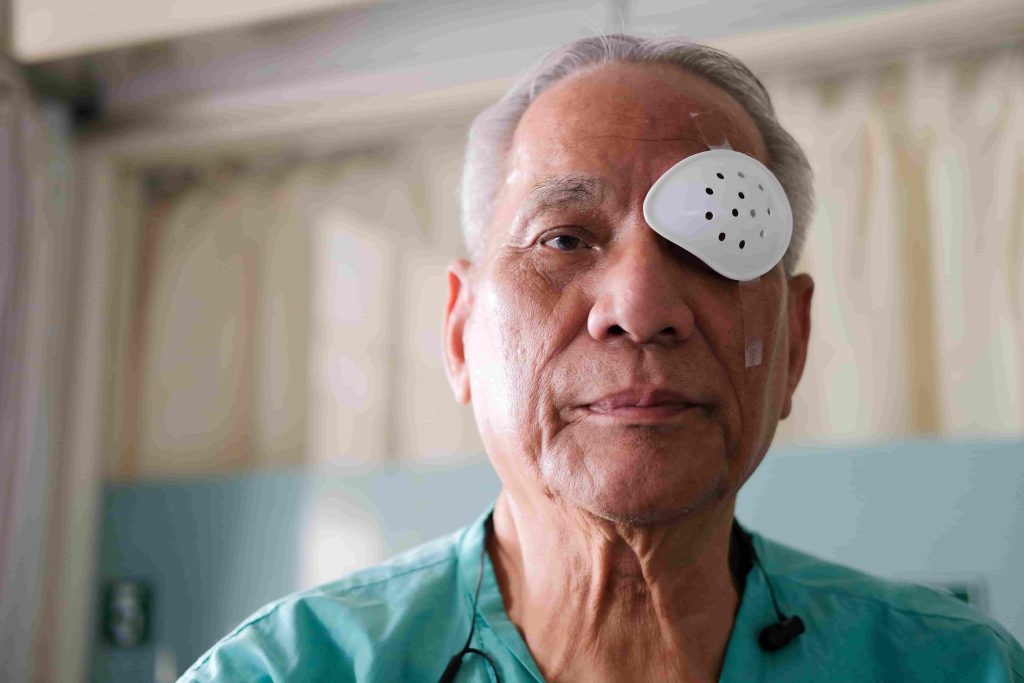 paciente cubrindo ollo con escudo protector medi 2021 09 02 22 07 18 utc min