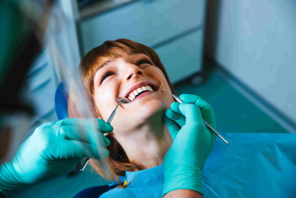 mulut wanita tersenyum dalam rawatan di klinik pergigian 2021 08 31 21 20 50 utc min
