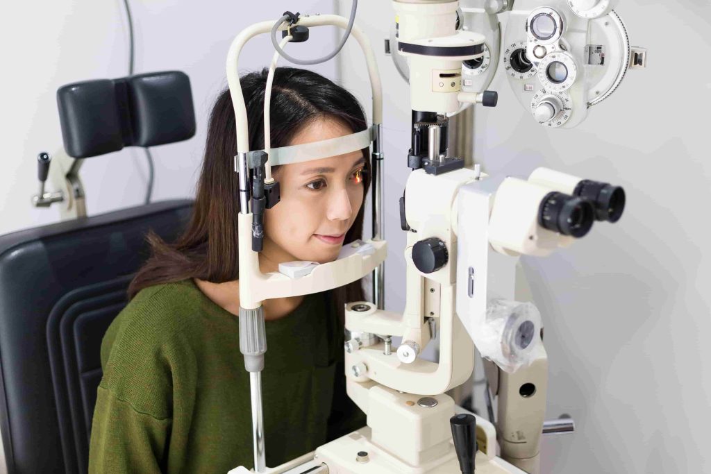 nainen on silmätutkimuksessa silmäklinikalla 2021 08 30 05 59 49 utc min