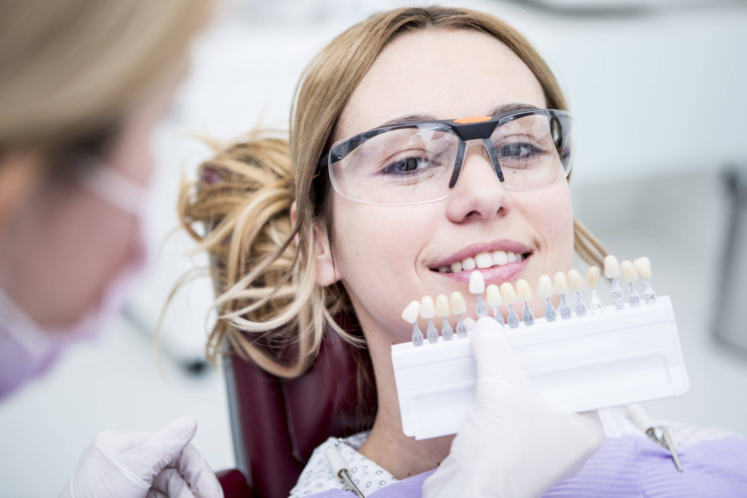 femeie la dentist care alege culoarea pentru dinți cu 2022 11 06 23 06 39 utc scalat