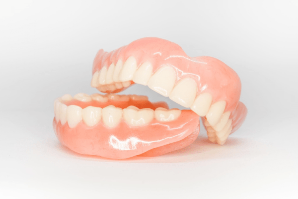 Dentalis implantatorum et Dentures