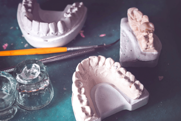 Implantes dentários ou dentaduras em Kusadasi